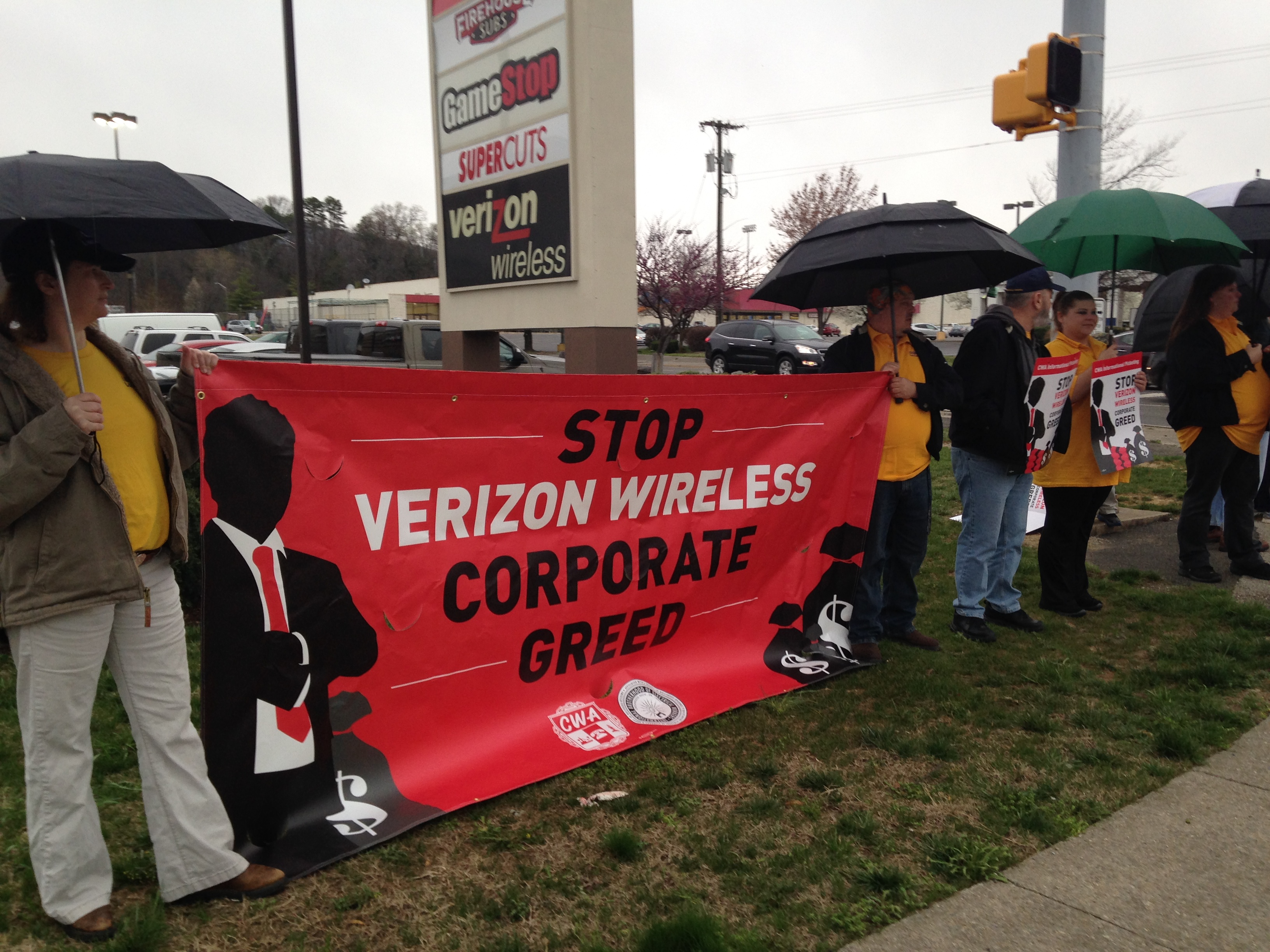 Local 400 Activists Stand In Solidarity with Verizon Wireless Workers